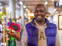 #BeautifulNews: This sculptor can turn your old shoes into art