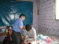 Dr. Epifanio Sanchez, a pulmonologist, makes a post-operative home visit to a drug-resistant TB patient in Lima, Peru. (Image: by R. Zegarra, courtesy of Socios En Salud)