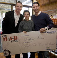 Josh Dovey (left) of OMD and Rick Joubert from Vodacom with Leilani Visser, who won a holiday for her contribution.