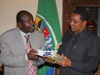 (R) Tanzanian President Jakaya Mrisho Kikwete, (L) former executive director, Charles Mbogori at State House in Dar es Salaam, Tanzania