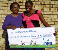 L to R: Pelma Lekhehle of Unilever and OMO Bursary Winner Beauty Mpofu