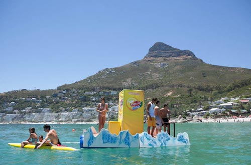 Lipton's floating vending machine attracts bathers