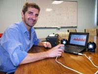 Jeremy Wallis demonstrates how Umbiflow works. Unlike conventional equipment, Umbiflow doesn’t require a specialist to operate it and interpret the results. The device can easily be used by nursing sisters, midwives and general practitioners in mobile, rural and low-resource primary health care settings. (Image: Wilma den Hartigh)