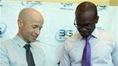 Eran Feinstein, managing director, 3GDirect Pay illustrates the new online money option for travel providers to Francis Mugane, head of Sales & Distribution, Kopo Kopo.
