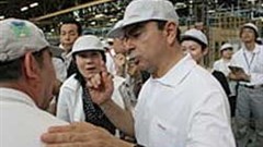 Nissan's Carlos Goshn talking to workers in Nissan's factory. Image: Wikipaedia.