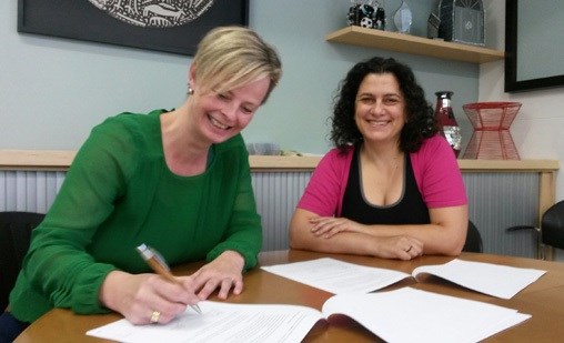 CBI Senior Programme Manager Henrique Postma-Hazelaar and CCDI executive director Erica Elk sign a memorandum of understanding, whereby Western Cape SMEs will be supported in exporting to the European Union.