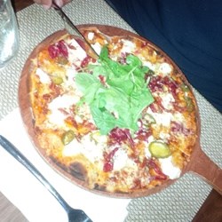 Goat's cheese and caramelised onion pizza