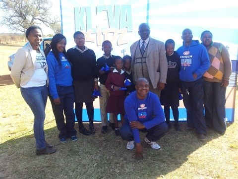 L-R: Pumeza Ntisana Engen CSI coordinator, Itumeleng Moketsi (Klevakids Crew) leaners with Gwiji of Palmerton Junior Primary School,Terrence Busakwe, Miss Rhulemi (teacher) and Sizwe Msuthu (sitting)