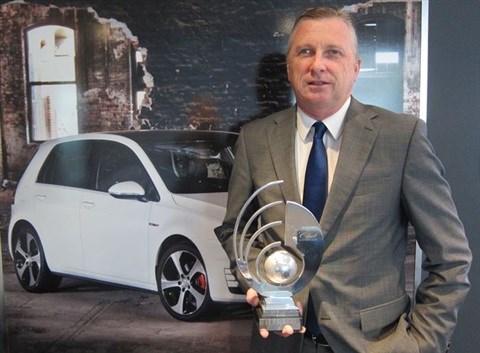 VWSA MD David Powels displaying the Sjm Flex Environmental Award