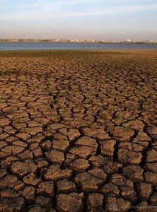 Parched soil by the White Nile. Khartoum, Sudan. Photo: Arne Hoel / World Bank