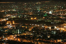 Damascus by night. The new SANA Hebrew language service has been launched despite Israel and Syria being at war. (Image: , via Wikimedia Commons)