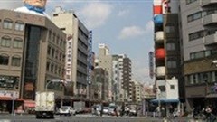 Japan's smartphone 'zombies' wreak havoc on the streets