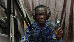 Rev. Winston Binabiba shows the digital recorder that Radio Gaakii received from the MFWA. Image: Media Foundation for West Africa