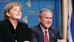 Merkel urges closer tech ties with rising IT giant China