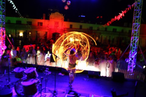 The Grand White Dinner goes north