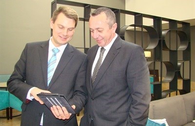 Eben Marais and Ian Lumsden of protel from Ankerdata using protel messenger system