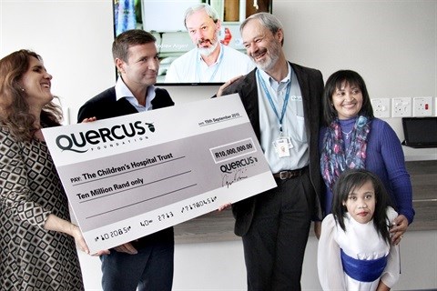 [L-R] Louise Driver, CEO: Red Cross Children’s Hospital Trust, Diego Biasi, founder: Quercus Foundation, Prof Andrew Argent, head: Red Cross PICU, Berenice and Nikita Scott.