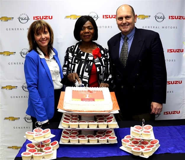 Thuli Madonsela (middle) accompanied by GMSA MD Ian Nicholls (right) and GM Africa Communications Manager Denise van Huyssteen