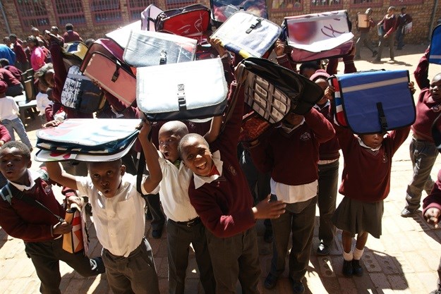 Melrose Arch donates vinyl sheets to DeskBags