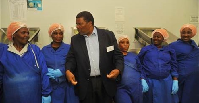 The Minister for Rural Development and Land reform, Gugile Nkwinti recently visited Dynamic Commodities to learn about the operations of the plant and the impact it has on job creation in the province.