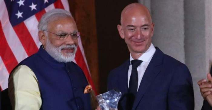 Getty/AFP / Mark Wilson
Jeff Bezos, (R), CEO of Amazon, is presented with the 2016 USIBC Global Leadership Award by Indian Prime Minister Narendra Modi in Washington, DC.