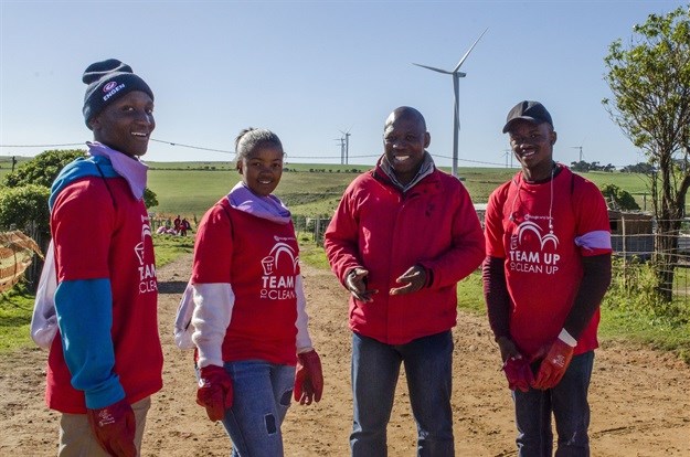 Kouga Wind Farm CEO Lukhanyo Ndube (second from right) chats to pupils from the North West (from left) Thabang Mere (19), Patience Pitso (16) and Amantle Makubalo (17) visiting as part of a Department of Energy Learners’ Focus Week programme.