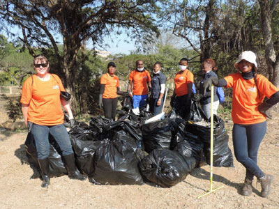 The environment also benefited… Employees from Sappi Ngodwana Mill participated in a river clean-up campaign in the spirit of Mandela month. In order to protect SA’s freshwater ecosystems, IUCMA (Inkomati Catchment Management Agency), in collaboration with the Department of Water and Sanitation, invited Sappi to join them in cleaning up Nels Stream, which runs across Nelspruit.