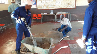 Sappi’s Clan Nursery staff, near Albert Falls in KwaZulu-Natal, supported the nearby rural school and fulfilled its wish-list: patching classroom floors and cutting the grass on the premises.