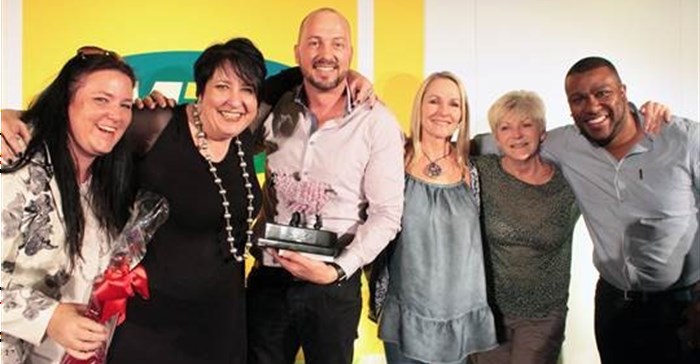 Celia Collins from Carat, handing over the 2016 MOST award for best media owner – cinema category award to the Cinemark sales team – Claire Smith, Eric Blignaut, Kim Cox, Lynne Marshall and Leslie Adams.