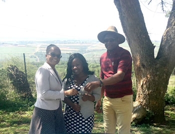 Inkunz’isematholeni 2015 winner receiving the keys to her farm. Left to right: Thuli Galelekile, Ithala; 2015 winner Busisiwe Mntungwa, who has implemented an innovative method of farming potatoes; and Dr Lionel Magaqa from the Department of Health.