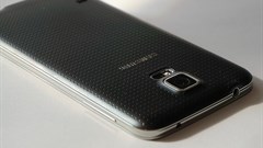Samsung considers splitting into two