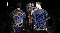 Model present creations by Balmain during men's Fashion Week for the Fall/Winter 2017/2018 collection in Paris on 21 January 2017 ()