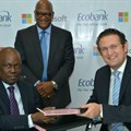 Ade Ayeyemi, CEO Ecobank Group (left); Amr Kamel , General Manager, Microsoft (right); Richard Uku, Directeur de la Communication, Groupe Ecobank (centre).