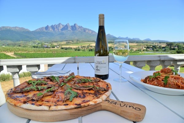 Pizza and wine (Piza e vino) at Val du Charron.