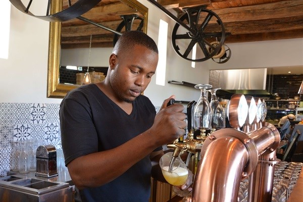 Pulling a craft draught at Piza e Vino.