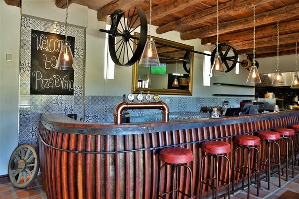 The bar counter at Piza e Vino.
