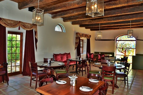 Piza e Vino, inside Val du Charron's old cellar.
