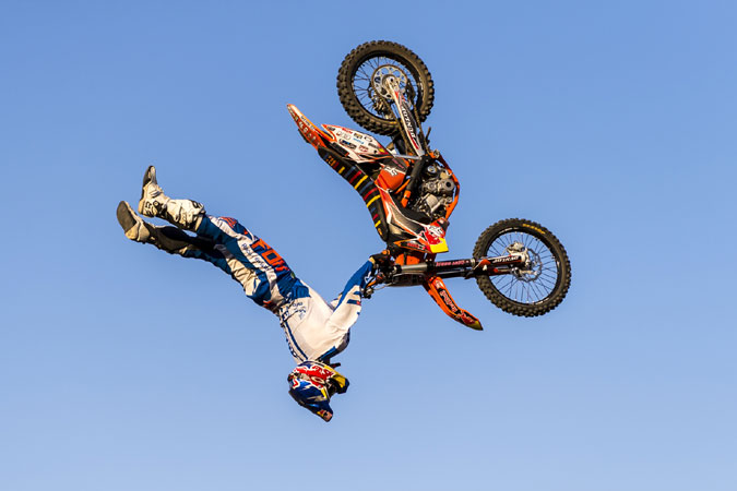 Dis nie net ’n bollemakiesie nie, dis ’n superbollemakiesie. Kom kyk na hoe FMX-waaghals Nick de Wit en span vryestyl veldfiets-malligheid-toertjies uitvoer in “Gravity Clash” by die Randse Skou 2017. Afsluitingsnaweek, Vrydag tot Sondag, 21-23 April 2017, by die Randse Skou, Joburg Expo Centre, Nasrec.