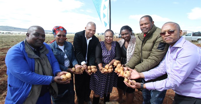 From left to right: Farmer Mlungisi Ndobeni, Chief Nobandla Makaula, OR Tambo District Municipality officials Jackson Sabona and Andiswa Dunywa, Potato South Africa Transformation Manager Nomvula Xaba, Kei Fresh Produce Marker acting operations manager Melinkqubo Ndabokutya and ECDC’s acting Imvaba Co-operatives Fund Manager Simphiwe Ntshweni.