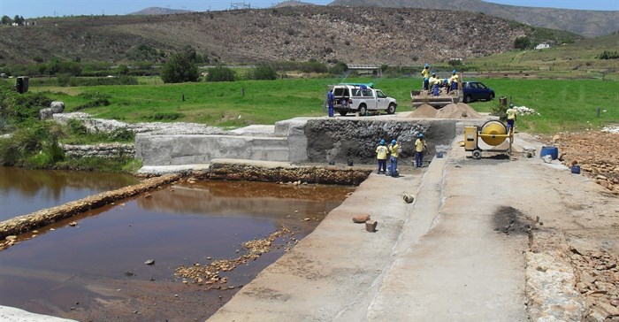 Image Supplied: Teams employed by Gamtoos Irrigation Board construct concrete weirs and other structures to conserve degraded peat wetlands in the Kromme River system.