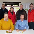 SASPA chair, Andre Smit, and Hortgro Science Advisory Council Chair and SAAPPA board member, Stephen Rabe, signed the Bee Charter. At the back Pieter Theron, Nelson de la Querra, Lynette Barnes, Hugh Campbell and Willem van der Pypekamp