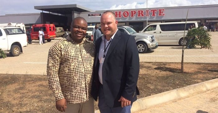 R-L: Gerhard van der Westhuizen, project manager of Atterbury Property Development, and Tagir Carimo, mayor of the City of Pemba.