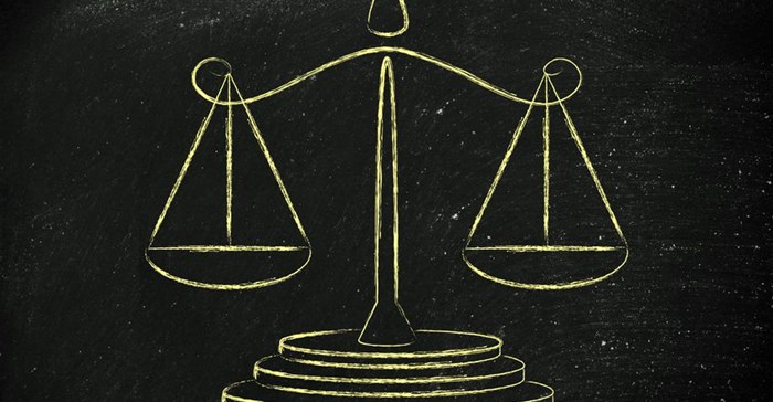 scale/ © faithie via