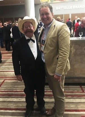 High Street Auction Co. lead auctioneer and director Joff van Reenen (right) discusses the state of the global auction industry with the legendary Sammy “Yosemite Sam” Ray Hamblen.