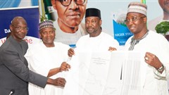 L-R: Ag. Group Managing Director, Dangote Sugar Refinery Plc, Engr. Abdullahi Sule; Chairman, Dangote Sugar Refinery Plc, Aliko Dangote; Niger State Governor, Abubakar Sani Bello; Niger State Deputy Governor, Ahmed Muhammad Kesto, at the MoU signing ceremony between Dangote Sugar Refinery Plc and Niger State Government on Sugar Project in Niger State. (Source: Dangote Group)
