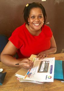 Starsaver 2017 - Educator Sibahle Nyawo signs the Savings pledge with her learners