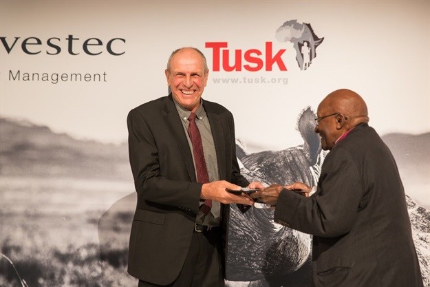 Archbishop Desmond Tutu presents award to Prince William Award winner Rian Labuschagne.