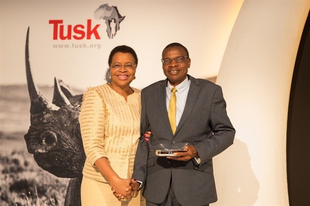 Graça Machel presents Tusk Award for Conservation in Africa to Brighton Kumchedwa.