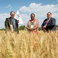 From left: Prof Eugene Cloete (vice-rector: research, innovation and postgraduate studies of Stellenbosch University), the Minister of Science and Technology, Naledi Pandor, and Willem Botes (research leader of Stellenbosch University’s Plant Breeding Laboratory). Photo: Stefan Els