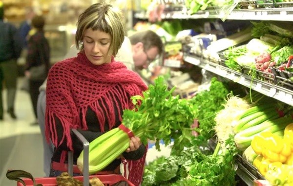 The major chains are looking to target aspirational shoppers with better service and local produce. Image credit: Julian Smith/AAP